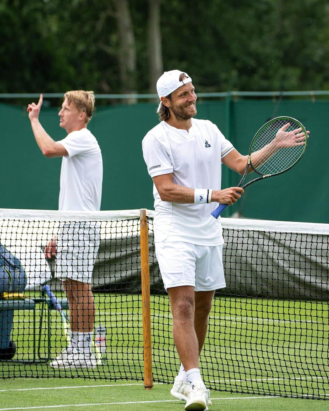 リュカ・プイユさんのインスタグラム写真 - (リュカ・プイユInstagram)「Bonjour à tous, je n’ai pas donné de nouvelles depuis mon abandon au dernier tour des qualifications du tournoi de Wimbledon suite à une intense douleur au dos. A mon retour sur Paris les résultats des examens réalisés n’étaient pas positifs et m’ont contraint à me retirer de tous les tournois du mois de Juillet.. Ces dernières semaines j’ai essayé de faire le maximum pour accélérer la cicatrisation mais les résultats des nouveaux examens ne sont pas encore satisfaisants et la douleur est toujours présente. Une reprise de l’entraînement tennis est prévue début août au plus tôt. C’est dur à accepter après plusieurs semaines positives depuis Roland Garros mais je vais tout faire pour revenir le plus vite possible et repartir sur les mêmes bases. Un grand merci à tous pour votre soutien et à très vite.」7月18日 1時47分 - lucaspouille