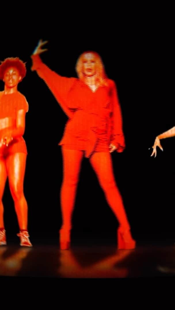 カイリー・ミノーグのインスタグラム：「❤️ @absoluteishere and is ready to kickstart your week. Remix video is on YouTube now! Padam! ❤️」