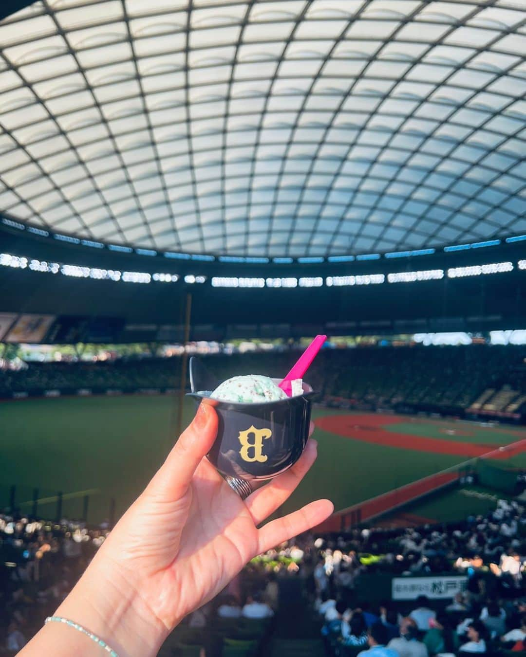 トリイクニコのインスタグラム：「⚾️⚾️⚾️ 念願のヘルメットに入ったアイス🍨  , あーーーかわい♡」