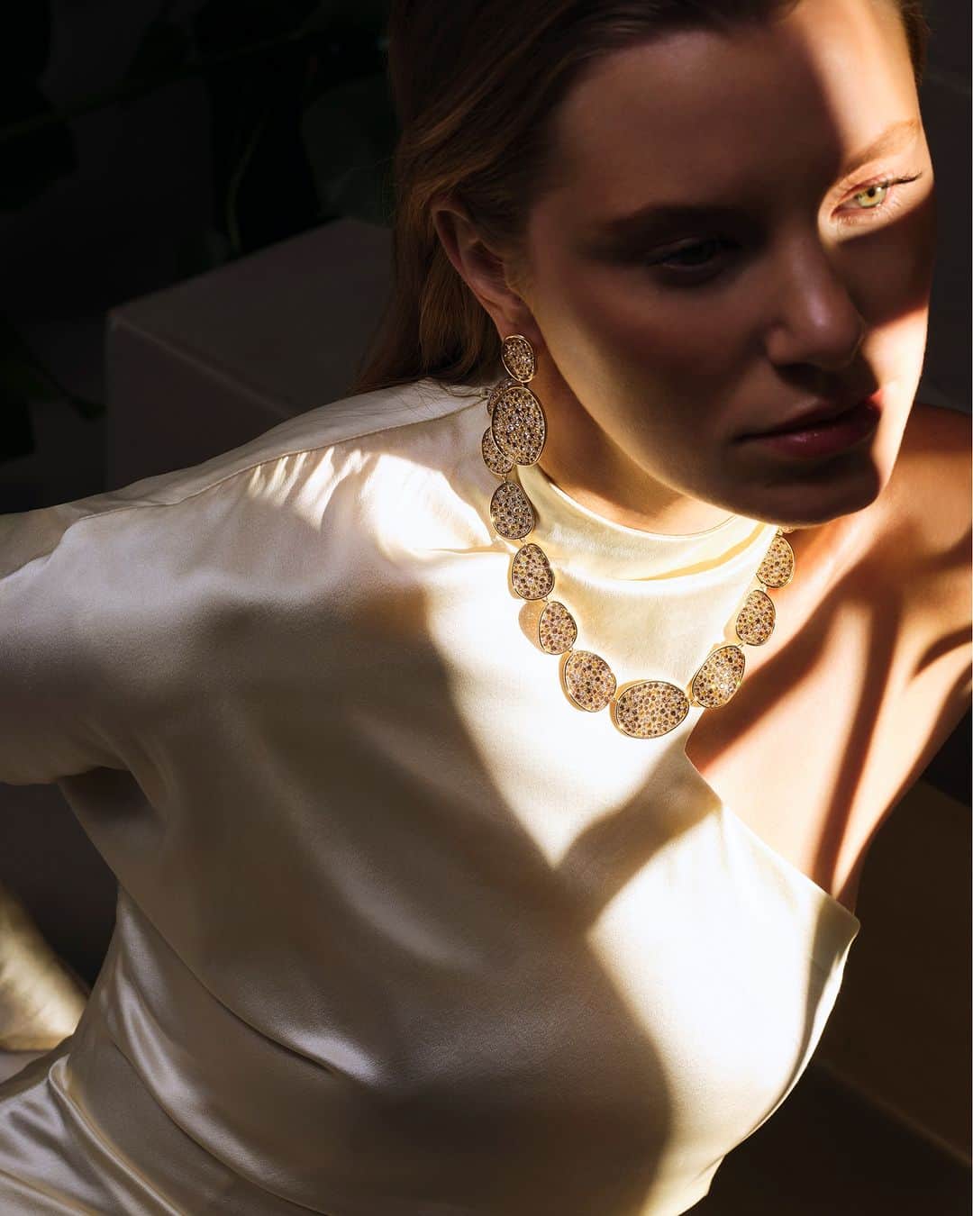 マルコ ビチェゴのインスタグラム：「The art of luxury. Treat yourself to something unique with our Lunaria Alta necklace and earrings in 18kt yellow gold with fancy-colored diamonds. #marcobicego #highjewelry #gold #diamonds #madeinitaly」
