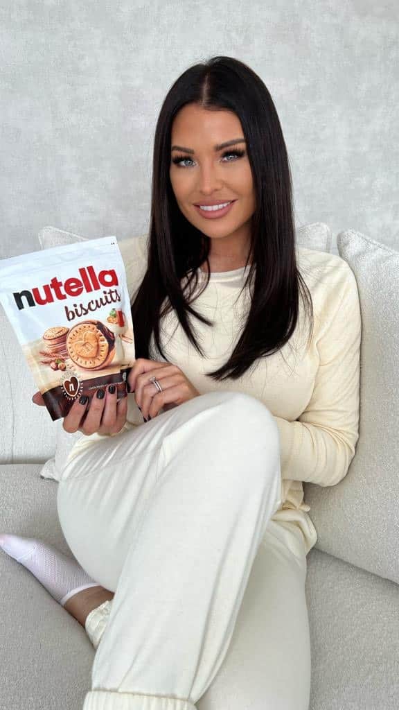 Jessica Wrightのインスタグラム：「#AD Have you tried these deliciously crunchy Nutella Biscuits from @nutellauk? They’re perfect for those special moments shared with friends and family, and there’s always a little love in every biscuit. @wrighty_ certainly loved them, as I didn’t get them back! 😋   For the chance to win a Nutella biscuit hamper for you and your loved one… 👍 Tag them below ❤ And comment what you love most about them    You can find the competition T&Cs below! ✨Good Luck! ✨   #NutellaBiscuits #family #friends #sharing #Competition #Win #Giveaway #Nutella   Promotion open from 18th July to 1st August 18+ UK only. Entrants may enter as many times as they wish, but only one prize can be won per entrant. No purchase necessary but internet and Instagram account is required to submit an entry access is required to enter. Prize: There are 2 prizes available to be won, hampers each consisting of 3x bags of 20 Nutella biscuits, 2x tubes of 12 Nutella biscuits, and 2x packs of 3 Nutella biscuits. For full T&Cs visit https://bit.ly/3Q5msIV. Promoter: Ferrero UK Limited, 889 Greenford Road, Greenford, UB6 0HE」