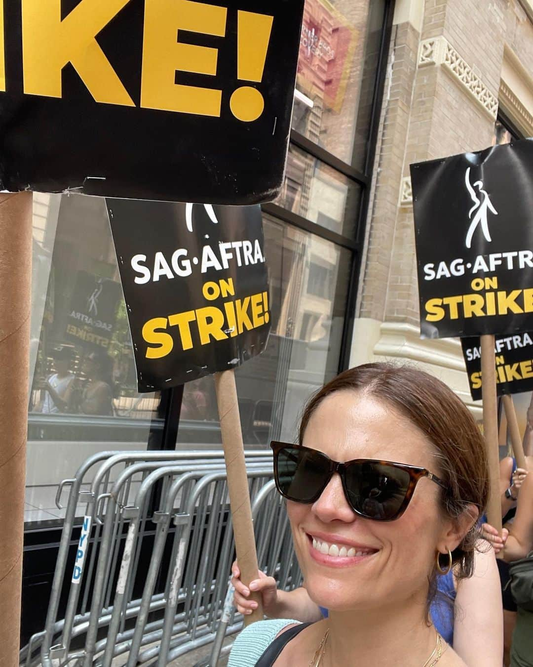 クレア・コフィーのインスタグラム：「FIRED UP TO FIGHT FOR FAIR WAGES AND ALSO SHUT DOWN CORPORATE GREED AS BONUS !! WORKERS UNITE! @sagaftra #unionstrong」