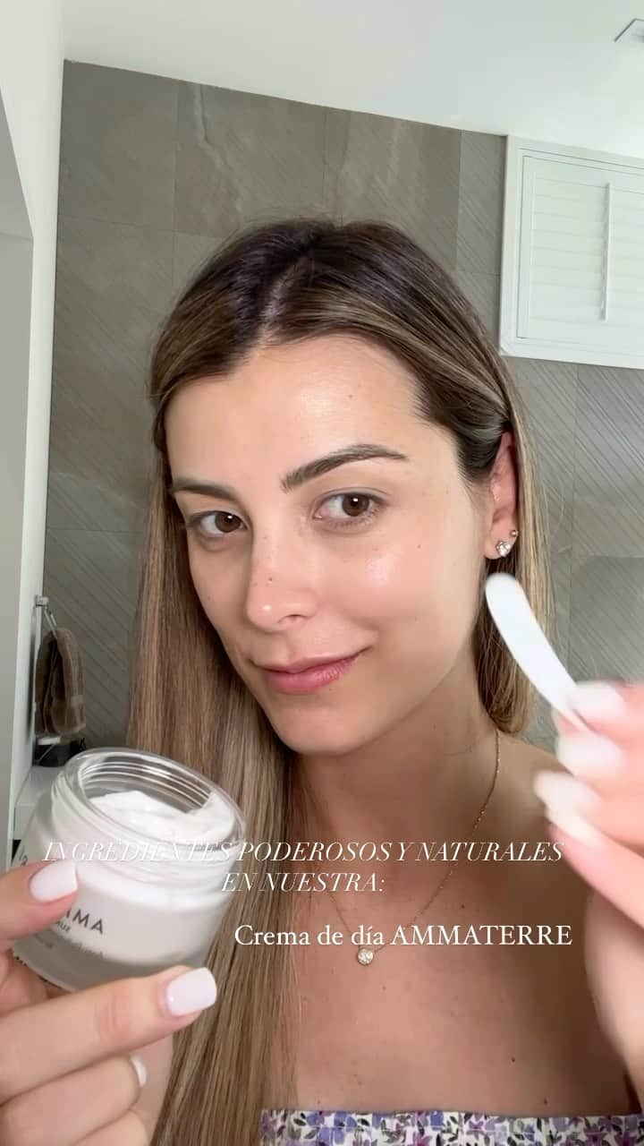 ステファニア・フェルナンデスのインスタグラム：「Nuestra crema de día @ammaterreskin  posee ingredientes PODEROSOS y NATURALES 🤎  ▫️Celulas madres eldelweiss que ayudan a levantar, tensar y reafirmar la piel.  ▫️Marula es un aceite ligero rico en antioxidantes vitamina Cy E te ayudará a hidratar la piel seca y dañada, retrasar el envejecimiento, aliviar la piel irritada y enrojecida beneficioso para alisar y suavizar las líneas finas y mantener la piel hidratada y bien nutrida.  La encuentras en: www. ammaterre.com con envíos en todo 🇺🇸」