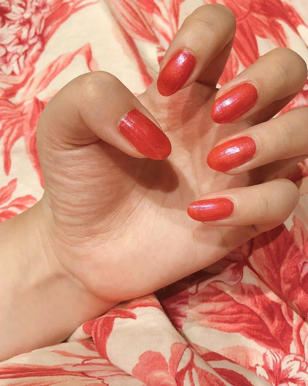 松丘雪那さんのインスタグラム写真 - (松丘雪那Instagram)「summer girl nails🧡❤️💛 Wanna go to an empty pool and swim! I don't like the heat, so I get some energy from this nail 😎 . サマーカラーネイル💛 暑いのが苦手な私🫠こんな気温の時は空いてるプールに行きたい〜！！ ちなみにこれはOPIのネイルカラーだよー！ OPIが好き♡ . . . . . ーーーーーーーーーーーーーーーーーーーー このアカウントは私の好きなもの いいなと思ったものを載せています🤍  本当にいいなと思ったものしか 載せていないので 信頼してもらえると嬉しいです😎  私の好きが詰まった混ぜ混ぜアカウントですが フォロー、いいね、コメント、 ものすごく喜びます🎉 いつもありがとうございます😊  お得情報もハイライトに載せています🙌 フォローしていただけると飛んで喜びます🐒 @yukina.23na ーーーーーーーーーーーーーーーーーーーー  #ネイル #美容 #セルフネイル #自爪ネイル #自爪育成 #自爪ケア #シンプルネイル ##opi #帰国子女 #サマーネイル #グリッターネイル #美容大好き #コスメ大好き #ワンカラーネイル #focusスタンプラリー」7月18日 2時16分 - yukina.23na