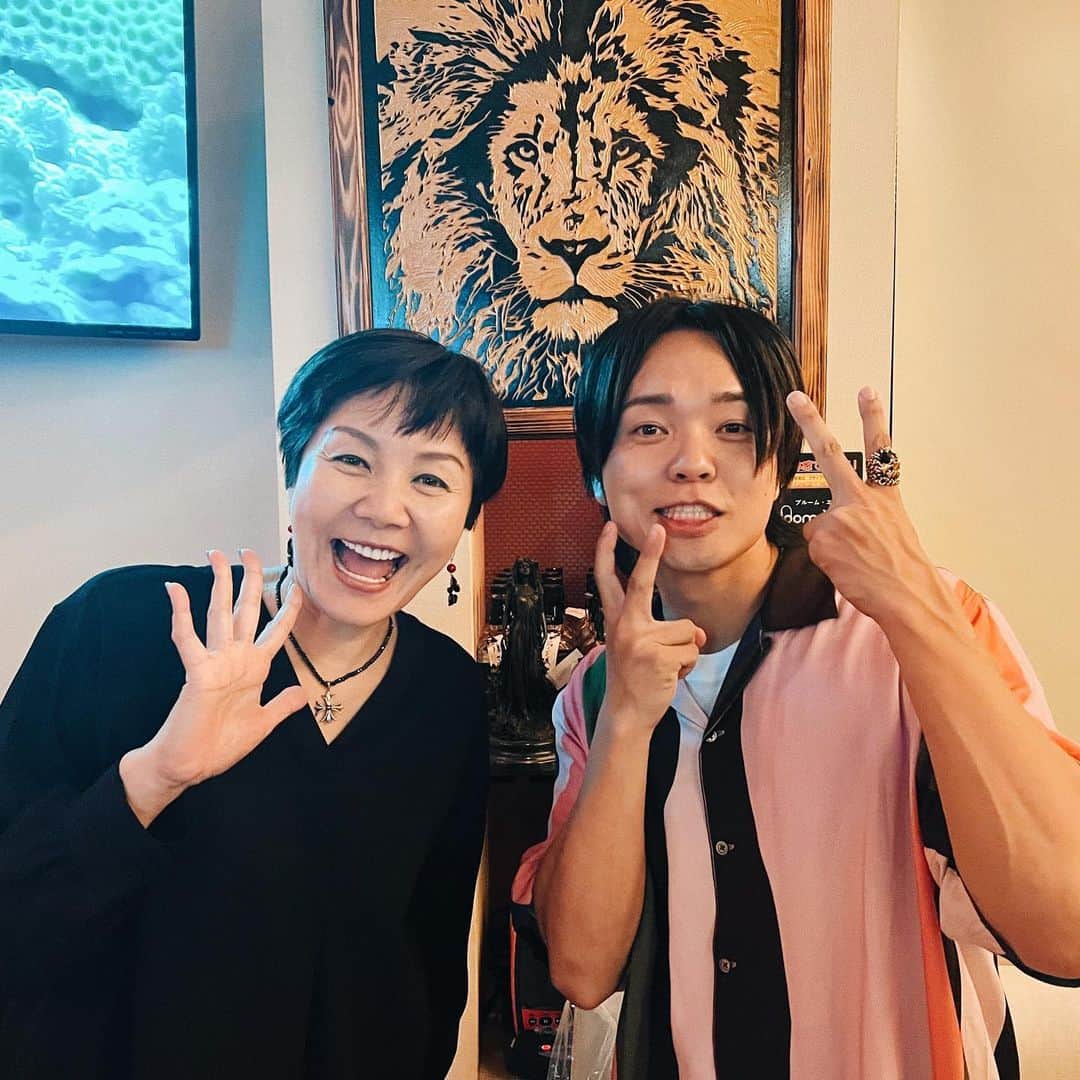 財部亮治のインスタグラム：「ライブ後にことが連れてってくれたお店がカヨ姉のお店！！🥹カウンター越しでしゃべれるかなーって思ってたら最初から最後まで同じ席でお話ししてくださった！なんてお優しいっ！レジェンドと乾杯できて最高の夜でしたっ！🥹またお邪魔しますっ！🙇‍♂️」