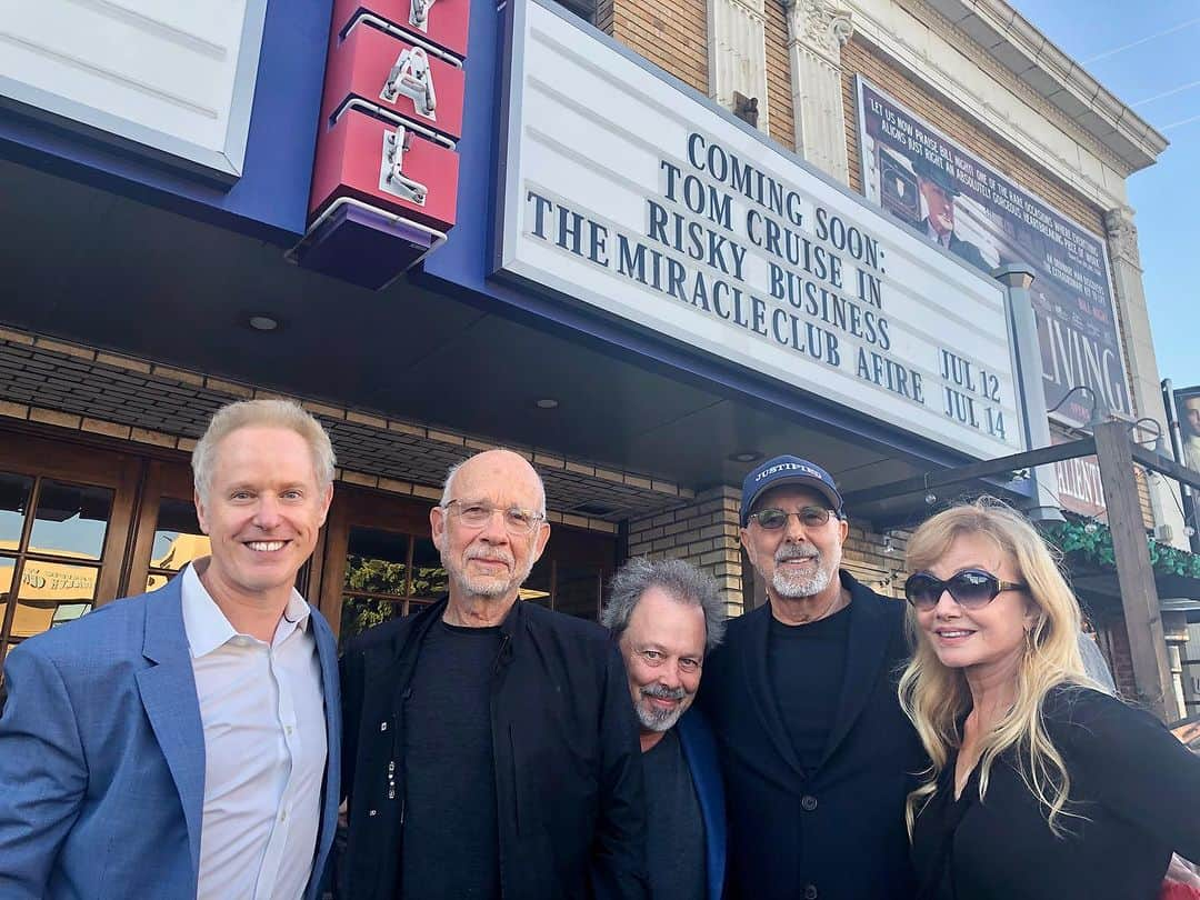 ラファエル・スバージのインスタグラム：「THIS was an amazing night of old friends and incredible people. The #RISKYBUSINESS 40th anniversary screening at the Laemmle Theaters!  In attendance were cast Rebecca DeMornay, Curtis Armstrong, Bronson Pinchot & director Paul Brickman and producer Jon Avnet.   Amazing night! Sold out screening! And a heck of a lot of happy faces to see.   Paul Brickman made an amazing film that really stands the test of time. Funny, dark, subversive and surprising— it’s a film we are all so proud to be a part of, all these years later.   40 years ago — ALL of us were complete unknowns  @tomcruise had done a couple movies— but this was a lot of “new faces” to take a shot on. Remarkable casting by Nancy Klopper.  We have all had an amazing journey— and it started with these folks, who I admire enormously, and as the years have added up, feel just like family.   @realjoeypants is staring in a musical in #NYC and @rdmasur was there in spirit! @njkcasting was able to attend!」