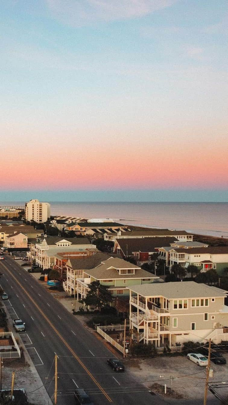 Visit The USAのインスタグラム：「Wilmington, NC, is way more than just a beach town. They got venus fly traps, aquariums, incredible local shopping, who is ready? 😍  Your itinerary is below: 📍 Stanley Rehder Carnivorous Plant Garden 📍 Fort Fisher Aquarium 📍 Cargo District Local Shopping  🎥: @laurenssuitcase  #VisitTheUSA #WilmingtonNC #VisitWilmington #CapeFear #NorthCarolina #visitnc」