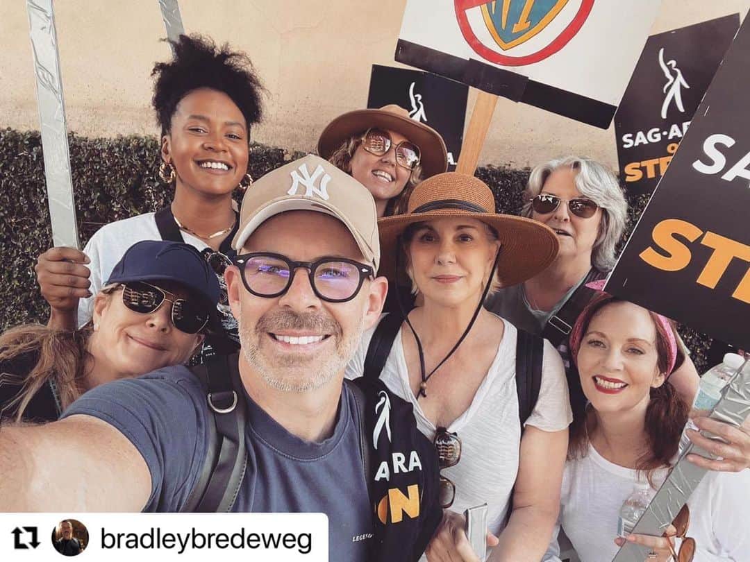 エリザベス・パーキンスのインスタグラム：「#sagaftrastrong Get out on the line in unity. 💪」