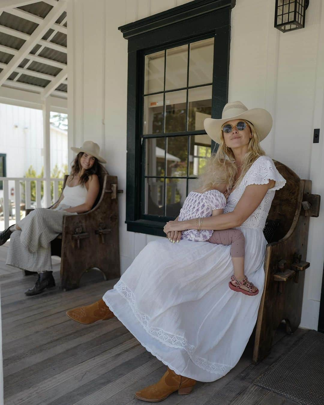 ニッキー・リードのインスタグラム：「I love that we both love porch hangs. I love that our girls share clothes and that Winter is wearing her strawberry hand-me-down sandals from us that we actually got while with you three years ago in the mountains. I love that you look good in all my hats. I love that I felt safe enough to share my birth story on your @themotherdazepodcast podcast (coming in the next week or two) and that you asked me to come on again to share some more. See you soon my girl! So proud of all that you are doing and growing and building and creating!」