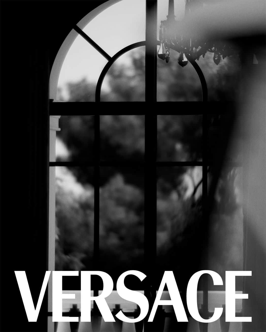 ジャンニヴェルサーチさんのインスタグラム写真 - (ジャンニヴェルサーチInstagram)「Versace "La Vacanza"  Cannes, South of France.  Now at Versace.com via the link in bio.  #VersaceLaVacanza」7月18日 3時00分 - versace