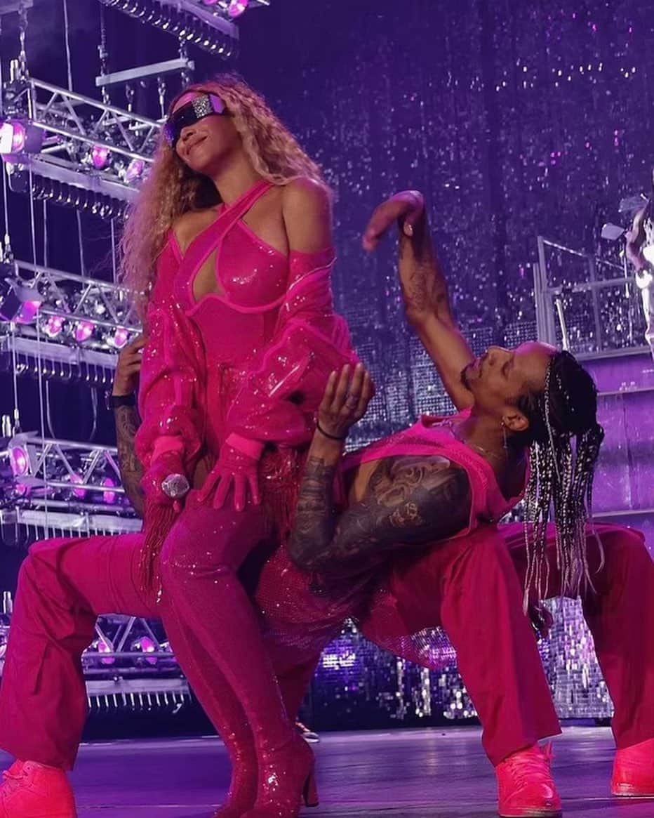 Blonde Saladさんのインスタグラム写真 - (Blonde SaladInstagram)「Beyoncé Pretty in Pink 💖 ✨  Queen Bey embraced her inner Barbie sporting a jaw-dropping, hot pink ensemble during last night show in Nashville.  📸 Instagram Beyoncé   #Beyonce #QueenBey #RenaissanceTour #HotPink #TheBlondeSalad」7月18日 3時02分 - theblondesalad