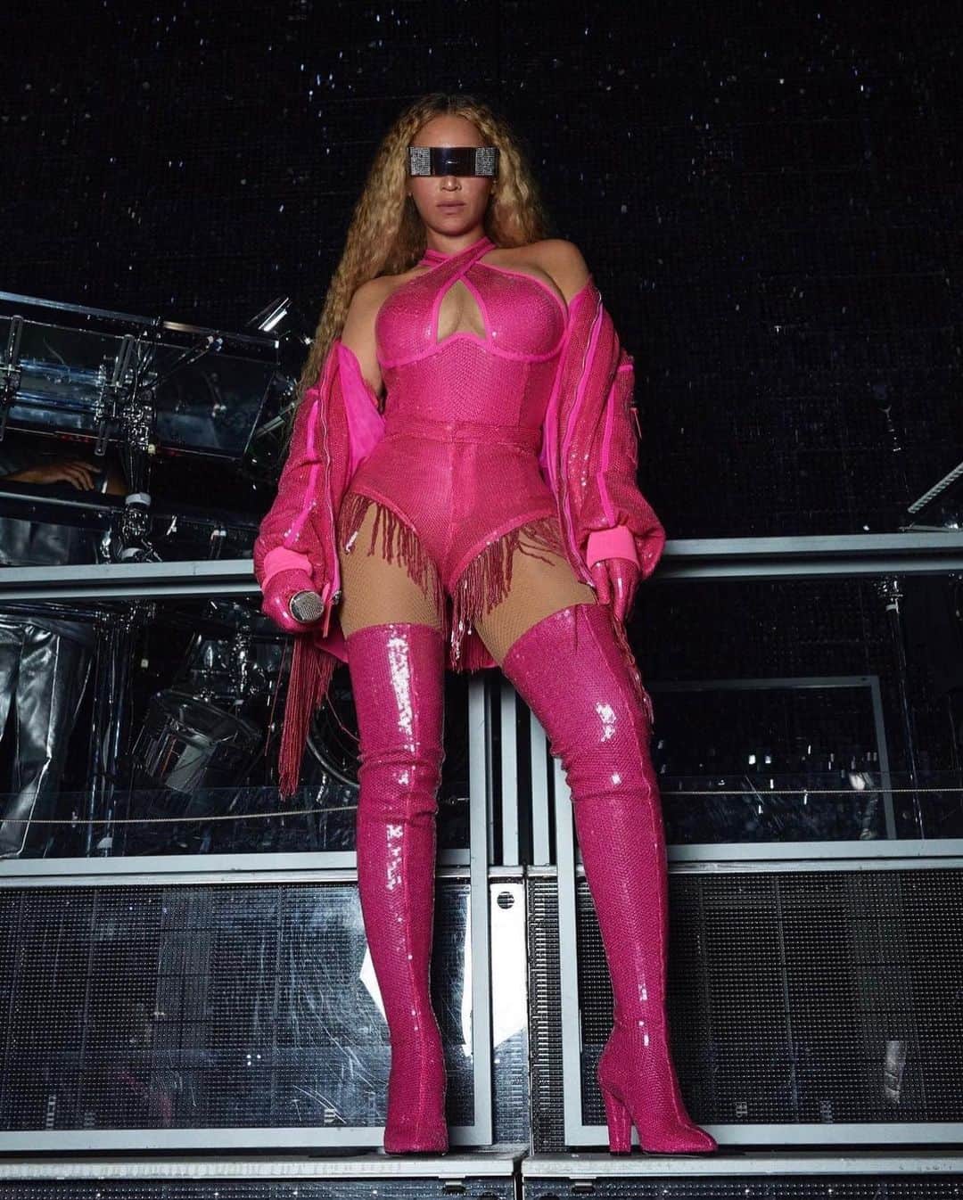 Blonde Saladさんのインスタグラム写真 - (Blonde SaladInstagram)「Beyoncé Pretty in Pink 💖 ✨  Queen Bey embraced her inner Barbie sporting a jaw-dropping, hot pink ensemble during last night show in Nashville.  📸 Instagram Beyoncé   #Beyonce #QueenBey #RenaissanceTour #HotPink #TheBlondeSalad」7月18日 3時02分 - theblondesalad