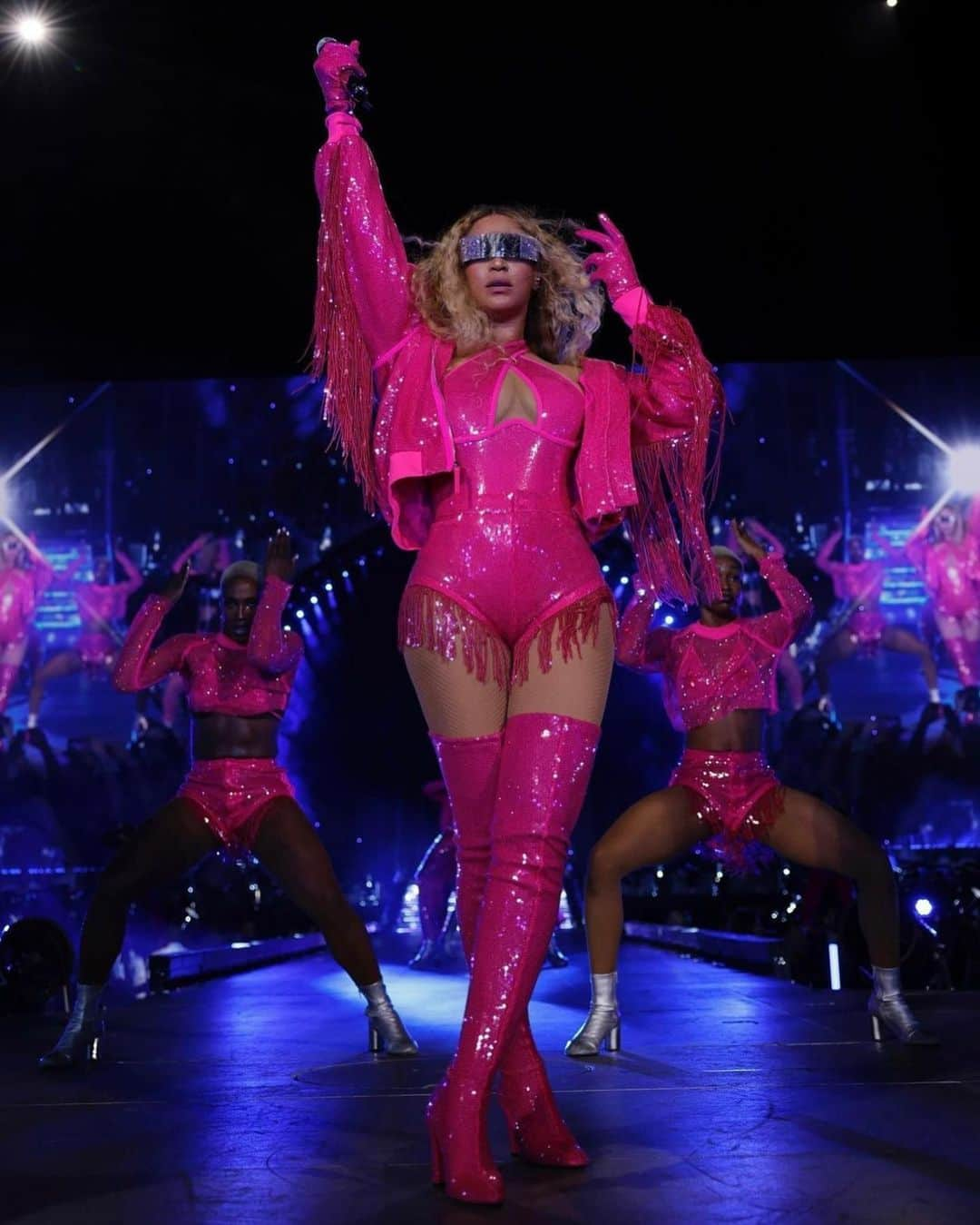 Blonde Saladさんのインスタグラム写真 - (Blonde SaladInstagram)「Beyoncé Pretty in Pink 💖 ✨  Queen Bey embraced her inner Barbie sporting a jaw-dropping, hot pink ensemble during last night show in Nashville.  📸 Instagram Beyoncé   #Beyonce #QueenBey #RenaissanceTour #HotPink #TheBlondeSalad」7月18日 3時02分 - theblondesalad