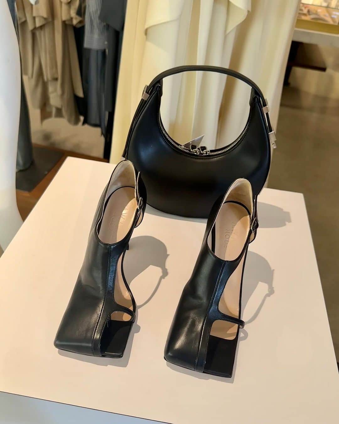 Fred Segalのインスタグラム：「Do you match your heels to your bag? Asking for a friend.」