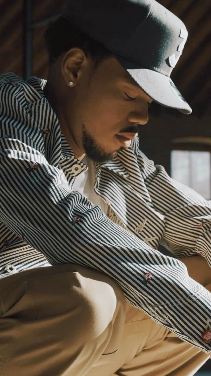 チャンス・ザ・ラッパーのインスタグラム：「Unfiltered and unstoppable. Get ready for @chancetherapper ‘s raw truth on what fuels his fire. 🔥The exclusive interview is out now! Visit the #linkinbio to watch. You’re not going to want to miss this.   #ChanceTheRapper #SUCCESSexclusive #SUCCESSmagazine #SUCCESSVideo  Videography by: Blended Sense (@blendedsense)」