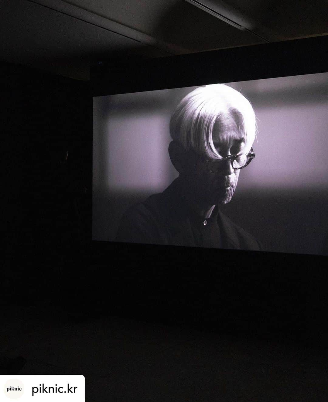 坂本龍一さんのインスタグラム写真 - (坂本龍一Instagram)「re-post @piknic.kr  piknic, which presented Ryuichi Sakamoto's "LIFE, LIFE" as its opening exhibition in 2018, is hosting an exhibition with Wisdom House to commemorate the publication of his essay, "How many more times will I watch the full moon rise?”   2023.7.13 - 2023.7.30 Tue-Sun 10:00-18:00  (last entry 17:30) Free   ㅡ OPEN  故 류이치 사카모토 유고집 출간 기념 추모 전시 2023.7.13 — 2023.7.30 - 지난 2018년 개관전으로 류이치 사카모토의 ‹LIFE, LIFE(라이프, 라이프)›를 선보였던 피크닉은 그의 유작 에세이 『나는 앞으로 몇 번의 보름달을 볼 수 있을까』 출간 기념 추모 전시를 위즈덤하우스와 함께 개최합니다. 2022년 7월부터 2023년 2월까지, 사카모토가 생애 마지막 순간에 써 내려간 글과 함께, 음악, 사진, 영상을 통해 그 삶의 궤적을 되돌아보며 추모하는 자리가 될 것입니다.   티베트 타르초를 재해석한 장응복 작가의 관객 참여형 작품을 통해, 사카모토를 향한 그리움과 애도의 마음을 손수건에 담아 전해 보시기 바랍니다.   무료 전시  화—일요일 10—18시(입장 마감 17시 30분)  #skmtnews #piknic  #wisdomhouse  #ryuichisakamoto #류이치사카모토」7月18日 3時26分 - skmtgram