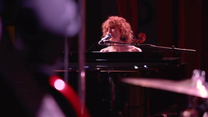 のインスタグラム：「‘i’ve lived the movie moments   kisses in the rain’  Someone To Write Me A Song is out everywhere now! please listen to it wherever you like to listen to your music - link in bio or just search for it on your favorite music platform. i love the production on it - 70’s songwriter inspired. produced by cliff downs at @givenentertainment, mixed by steve bishir and mastered by @tedjensen_sterling. here’s my live performance at @citywinerynsh.   written by alicia witt and @jeffcohenmusic  video by @icanmakeyoublush and shane yoder.   band - mark hill, bass brian pruitt, drums  @lbmiller83 guitar @kristinfidd violin and BGV @the_fox_group_ cello」