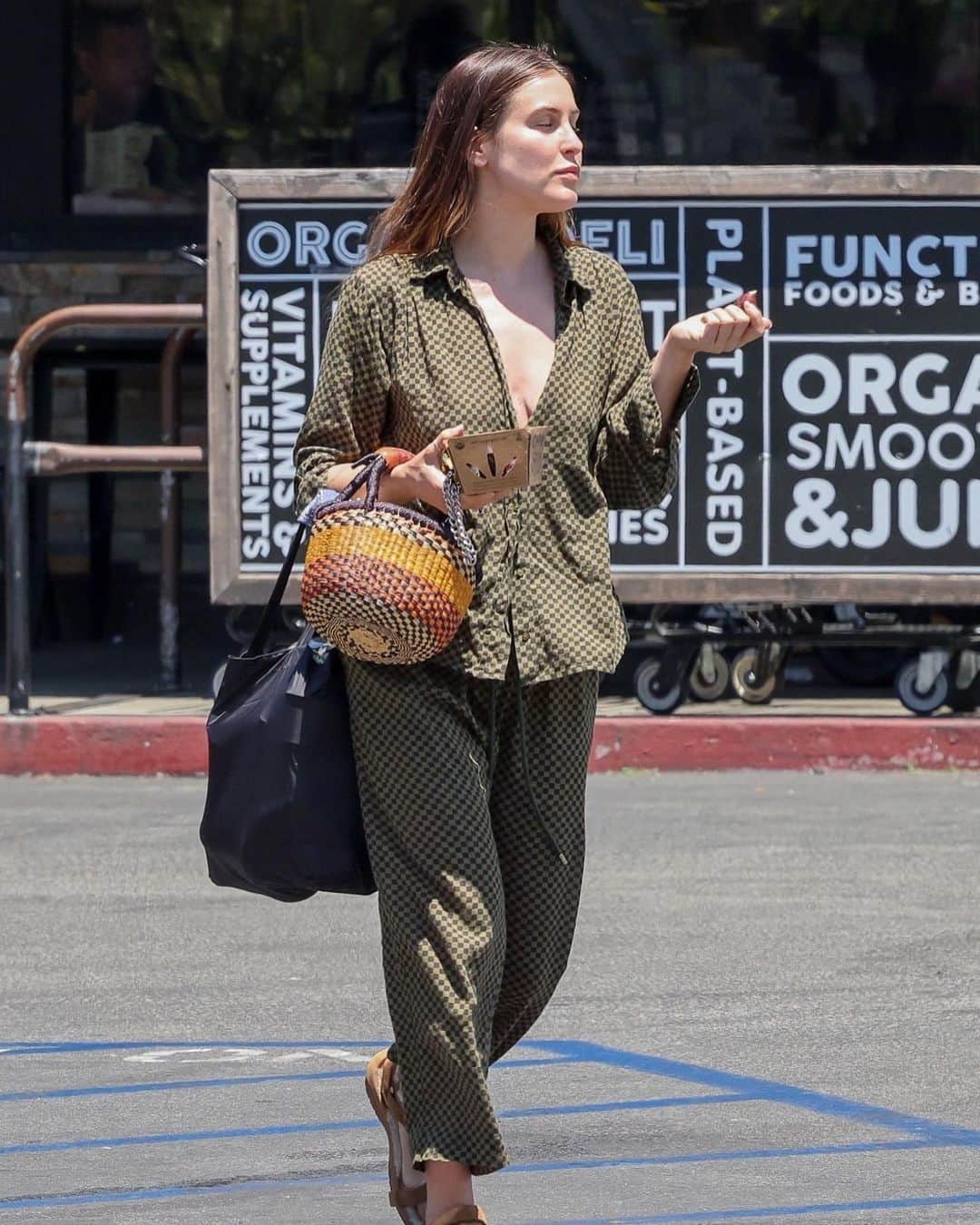 スカウト・ラルー・ウィリスさんのインスタグラム写真 - (スカウト・ラルー・ウィリスInstagram)「July mood: me caught by paparazzi having a TRULY sensual, spiritual experience with this fig walking out of the grocery store」7月18日 3時41分 - scoutlaruewillis