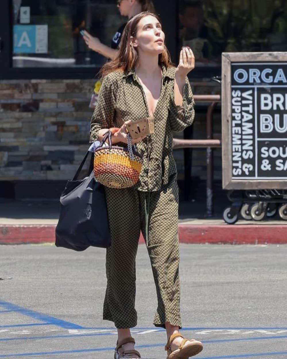 スカウト・ラルー・ウィリスさんのインスタグラム写真 - (スカウト・ラルー・ウィリスInstagram)「July mood: me caught by paparazzi having a TRULY sensual, spiritual experience with this fig walking out of the grocery store」7月18日 3時41分 - scoutlaruewillis