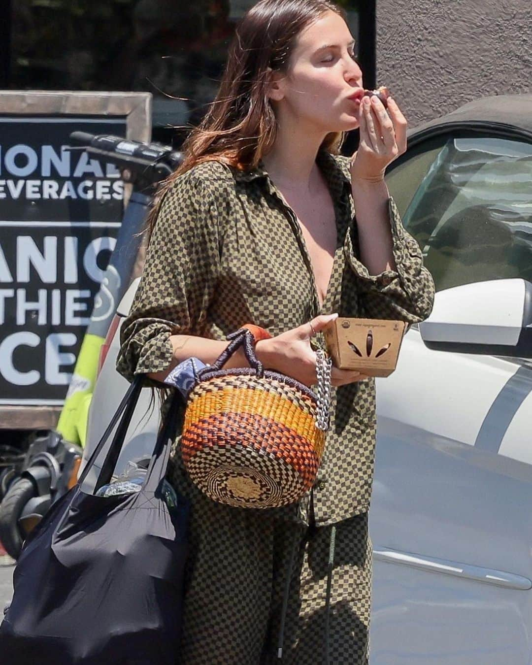 スカウト・ラルー・ウィリスさんのインスタグラム写真 - (スカウト・ラルー・ウィリスInstagram)「July mood: me caught by paparazzi having a TRULY sensual, spiritual experience with this fig walking out of the grocery store」7月18日 3時41分 - scoutlaruewillis