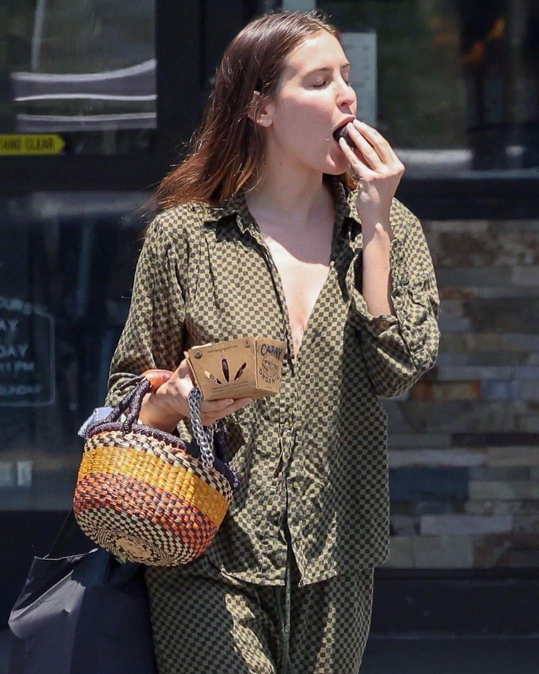 スカウト・ラルー・ウィリスのインスタグラム：「July mood: me caught by paparazzi having a TRULY sensual, spiritual experience with this fig walking out of the grocery store」