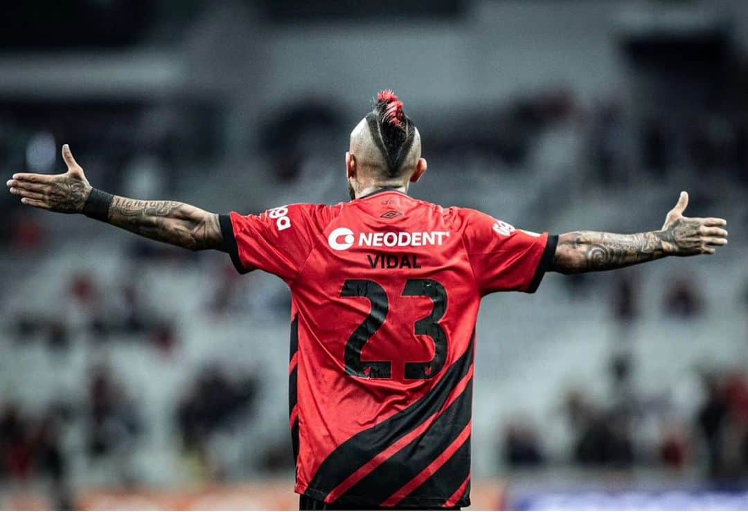 アルトゥーロ・ビダルのインスタグラム：「Muy feliz 😁 23 🌪️🤴💪🏾🙏 @athleticoparanaense ❤️🖤 muchas gracias por tanto cariño!!!❤️🙏🇧🇷」