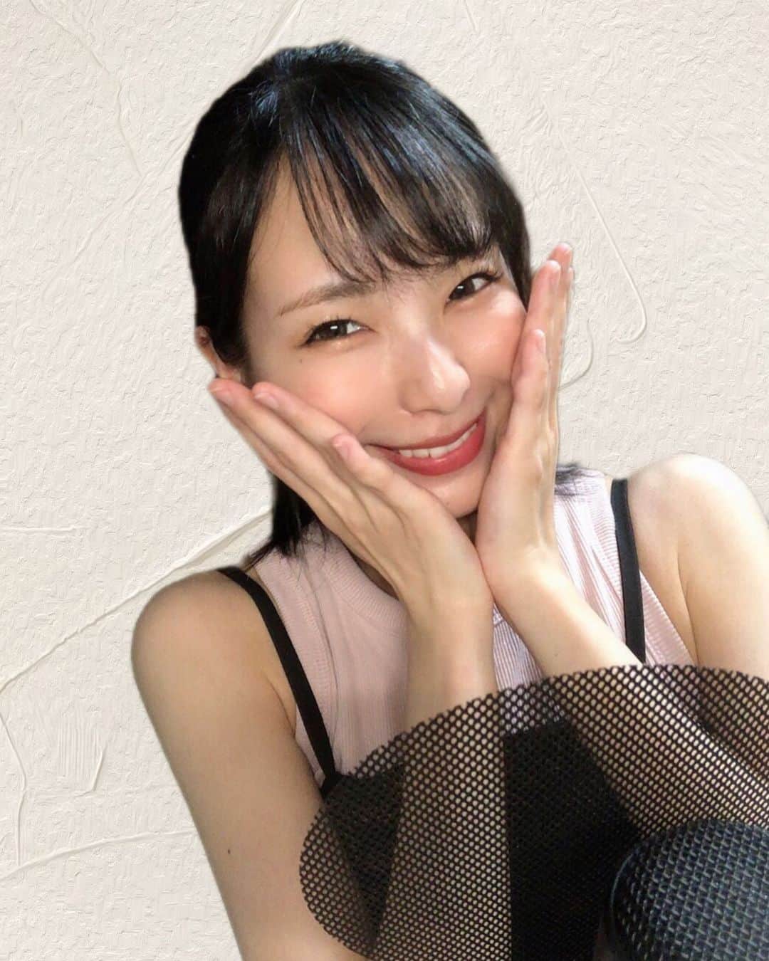 たなかさえのインスタグラム：「配信復帰しました🤳✨️ . 思ってたよりも喉の違和感が無くなるまでに時間がかかっちゃって1ヶ月間おやすみしちゃったから色々と不安もあったけど会いに来てくれる人達がいっぱい居て感動しました😭✨️ とっても嬉しかった💖ありがとう！！ . 喉はスッキリしています🎶 体力が落ちすぎて😅 まずは喉のリバビリ💪 運動は…もう少し先かな🏃‍♀️」