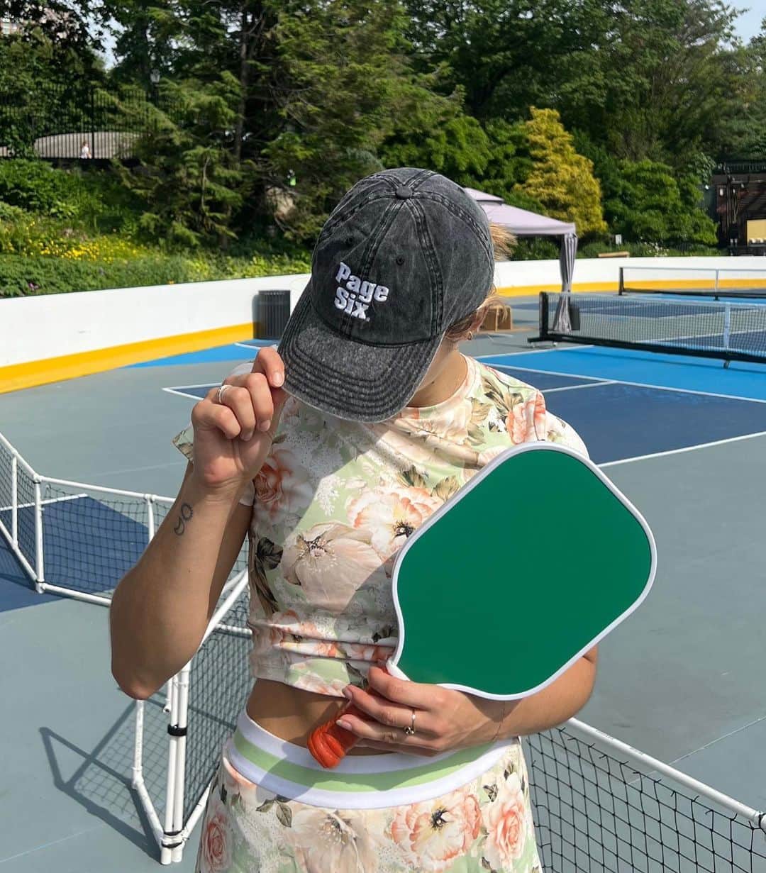 Monica Aksamitさんのインスタグラム写真 - (Monica AksamitInstagram)「alert the media, on the prowl for a pickle ball partner   #rothys #pickleball #nyc #aliceandolivia #pagesix #pickleballoutfit」7月18日 4時04分 - monicaaksamit