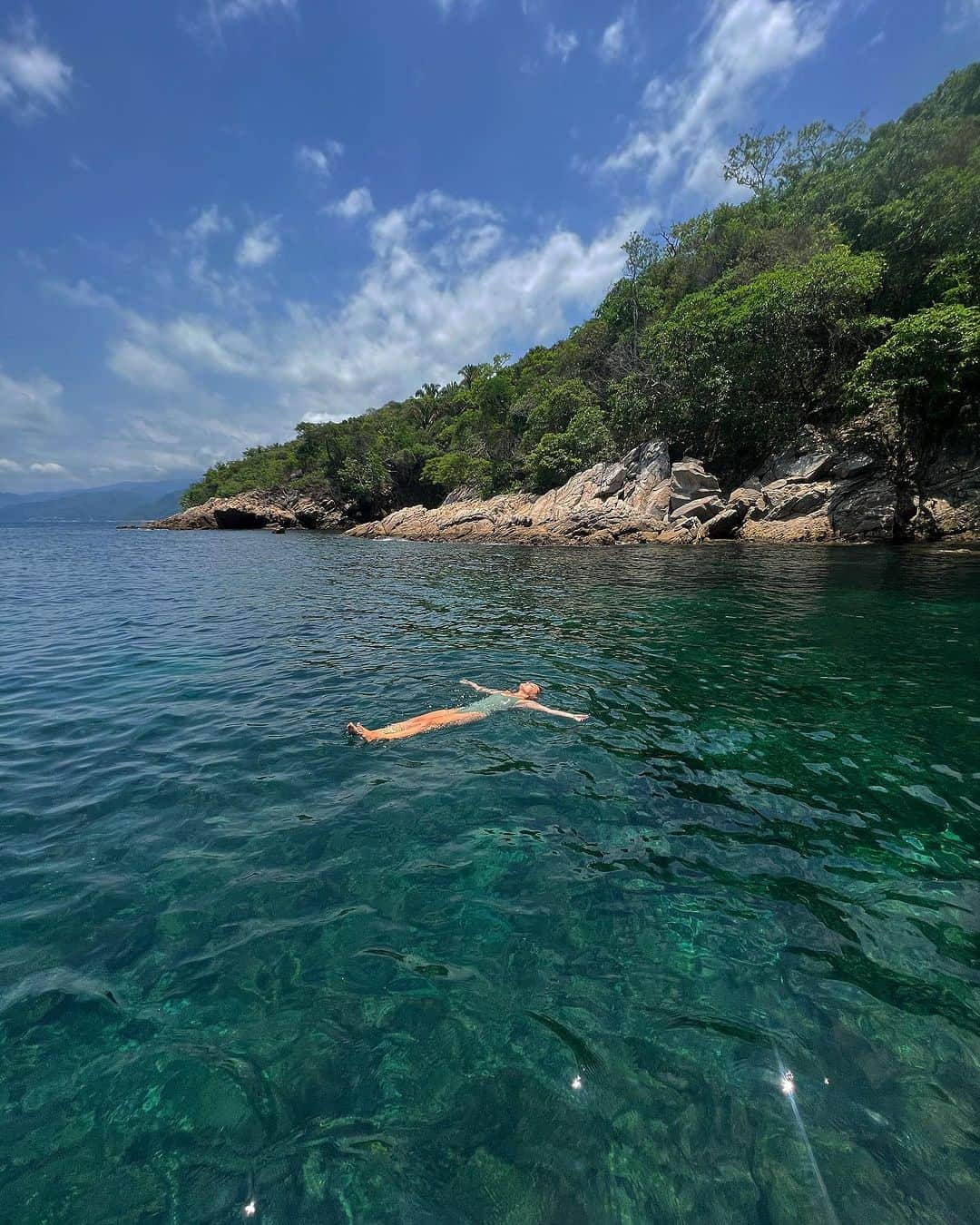 オリヴィア・ホルトのインスタグラム：「brb 🧜🏼‍♀️」