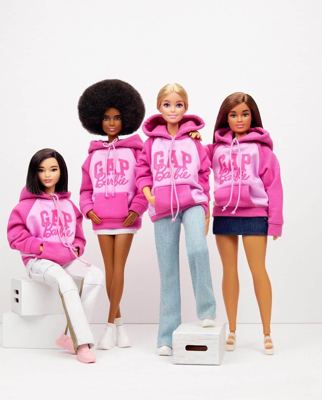 バービーさんのインスタグラム写真 - (バービーInstagram)「Our uniform until further notice. 💖🎀💕Shop the limited edition @gap x @barbiethemovie hoodie and more at the link in bio. #BarbieTheMovie #barbie #barbiestyle」7月18日 4時00分 - barbiestyle