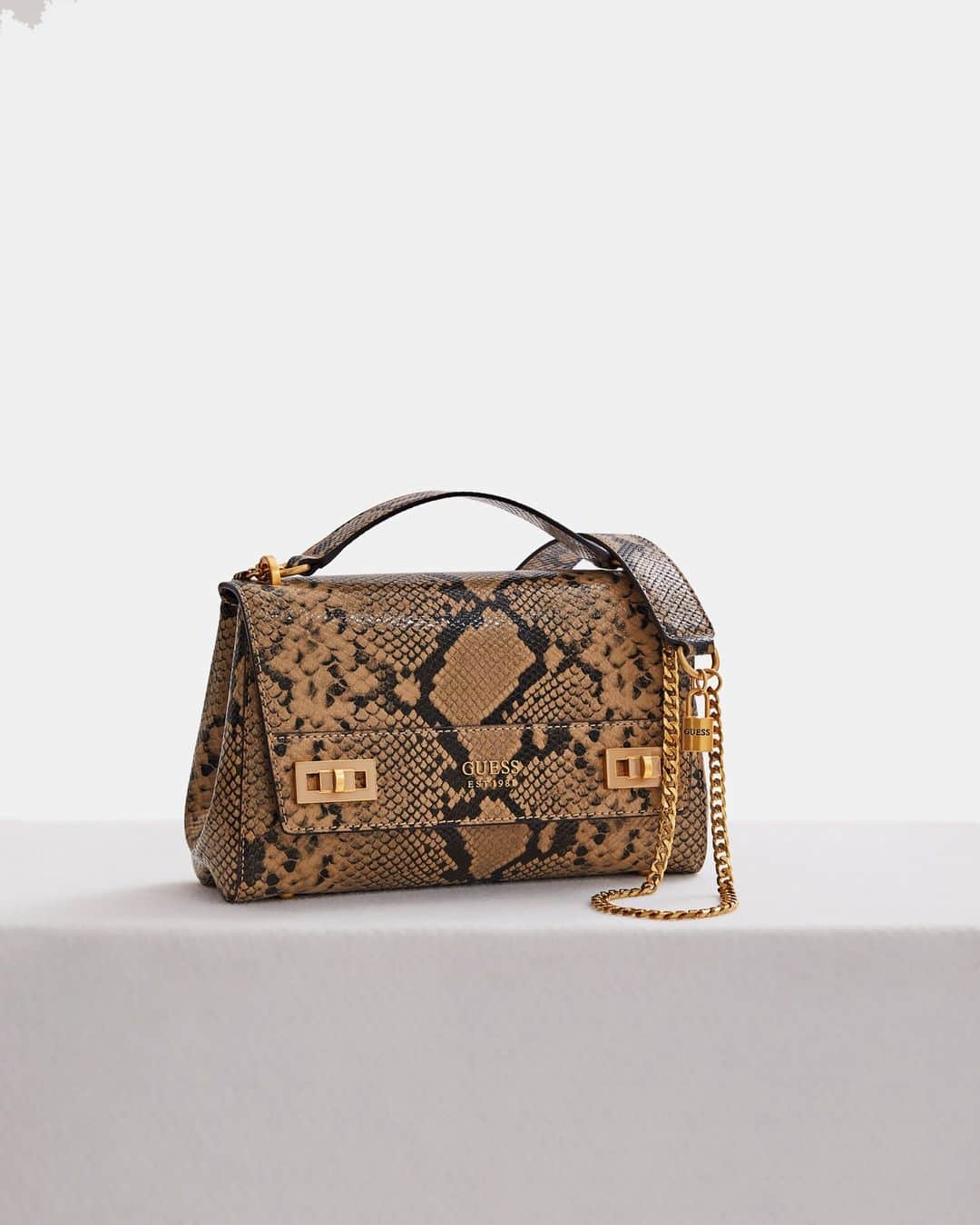 ゲスのインスタグラム：「Timeless style that always feels on-trend. #GUESSHandbags」