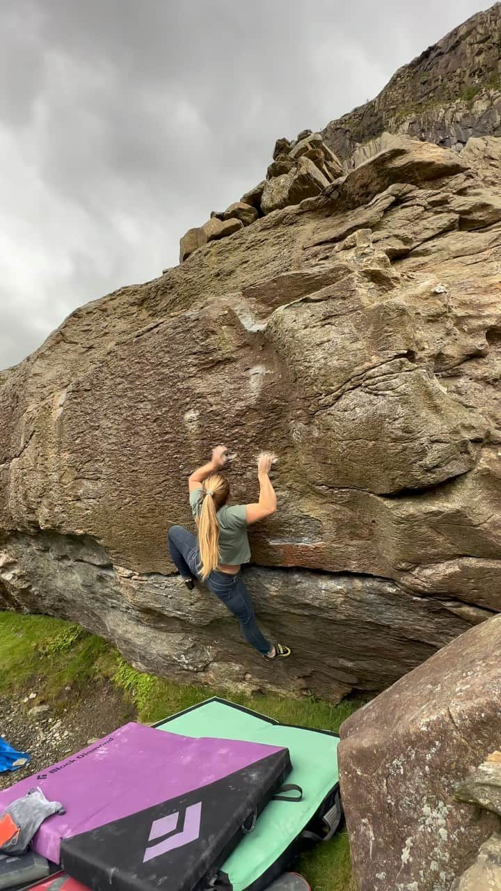 ヘイゼル・フィンドレーのインスタグラム：「A fun afternoon bouldering with @katie_max in the pass. We both managed to send Barrel Groove (7c) in a mini send train which was fun. I tried to repeat it for practice (and the camera 💁‍♀️) but you can see I got spat off at the end. Katie demoing the smooth af beta as always. I’ve felt pretty shit the past week so was fun to go out pull hard on small crimps and solve puzzles with the body. @blackdiamond @lasportivagram」