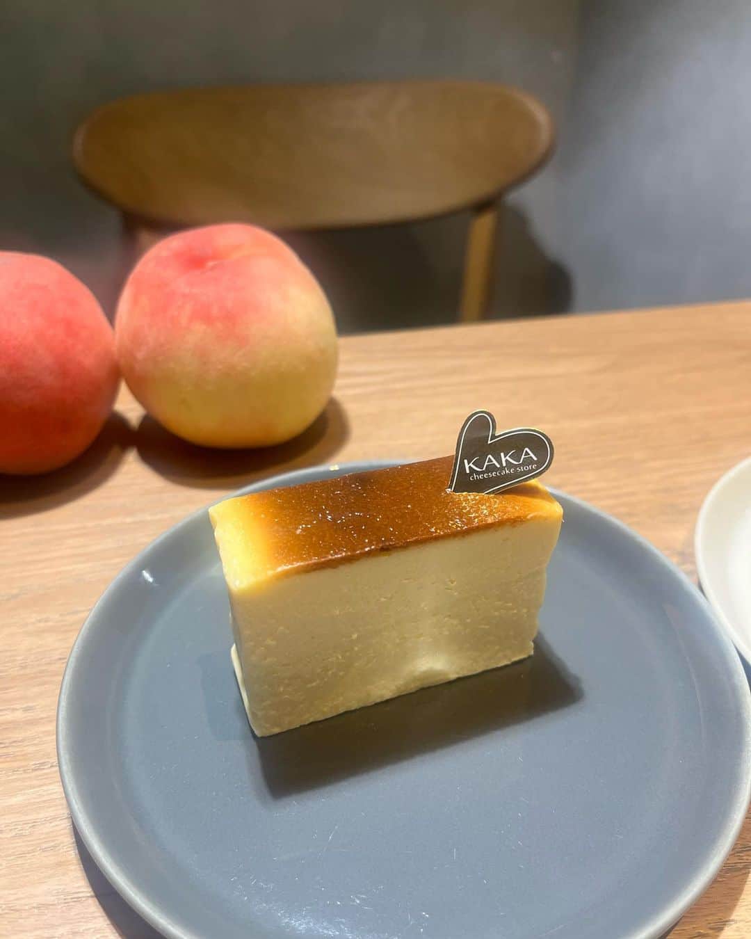 川崎優さんのインスタグラム写真 - (川崎優Instagram)「. . 今日のバリはやッ！の #週刊あーね （ @arne_gourmet ） では、#桃活🍑 ということで まるごと桃を使った…桃スイーツをご紹介。  写真は…  KAKA cheese cake store  （ @kaka.cheesecakestore_fukuoka ）桜坂店 さんのもの。  １枚目は まるごと桃のミルフィーユ🍑 桃の甘さとチーズカスタードの程よい酸味とコクが抜群に合います… パイも香ばしくて美味しかった…  ２枚目は  桃とアールグレイのカッサータ🍑  桃と半解凍のアイスの食感が面白くて、ほんのり柑橘の香りが爽やかでした🥹✨💖  二軒目は… バタバタしてお写真を撮り損ねてしまいましたが  大名の Luce fiore（ルーチェフィオーレ） さんへ。  #私可愛いでしょ桃パフェ  は、まるまるとしたフレッシュの桃と、 ジュレやミルクジェラート、桃のコンポート、シャーベットといろんな形で桃が楽しめて…本当に華やか✨✊  桃タルトは、甘いもの好きにはたまらない、カスタードにタルトに桃！ アーモンドの香りが濃厚なタルトと、桃のジュースが相性ばっちり。 桃の香りがアクセントになって絶品でした！！  お店の情報は 『WEBメディア ARNE』 で検索してみてください🍑  @arne_gourmet  @arne_fukuoka」8月16日 8時43分 - yuu__noir