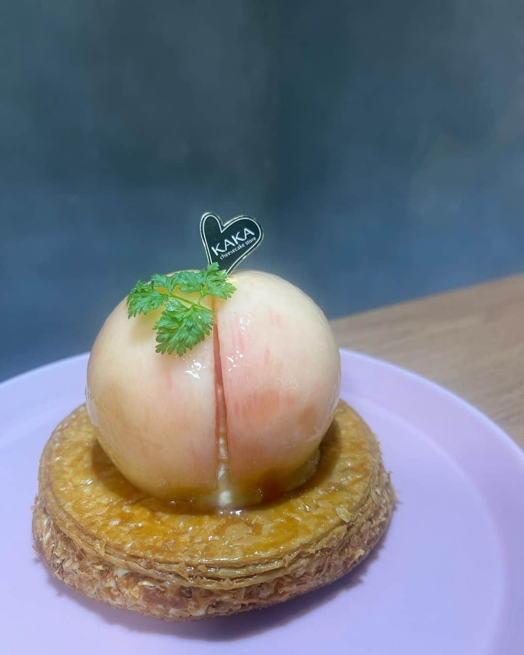 川崎優のインスタグラム：「. . 今日のバリはやッ！の #週刊あーね （ @arne_gourmet ） では、#桃活🍑 ということで まるごと桃を使った…桃スイーツをご紹介。  写真は…  KAKA cheese cake store  （ @kaka.cheesecakestore_fukuoka ）桜坂店 さんのもの。  １枚目は まるごと桃のミルフィーユ🍑 桃の甘さとチーズカスタードの程よい酸味とコクが抜群に合います… パイも香ばしくて美味しかった…  ２枚目は  桃とアールグレイのカッサータ🍑  桃と半解凍のアイスの食感が面白くて、ほんのり柑橘の香りが爽やかでした🥹✨💖  二軒目は… バタバタしてお写真を撮り損ねてしまいましたが  大名の Luce fiore（ルーチェフィオーレ） さんへ。  #私可愛いでしょ桃パフェ  は、まるまるとしたフレッシュの桃と、 ジュレやミルクジェラート、桃のコンポート、シャーベットといろんな形で桃が楽しめて…本当に華やか✨✊  桃タルトは、甘いもの好きにはたまらない、カスタードにタルトに桃！ アーモンドの香りが濃厚なタルトと、桃のジュースが相性ばっちり。 桃の香りがアクセントになって絶品でした！！  お店の情報は 『WEBメディア ARNE』 で検索してみてください🍑  @arne_gourmet  @arne_fukuoka」
