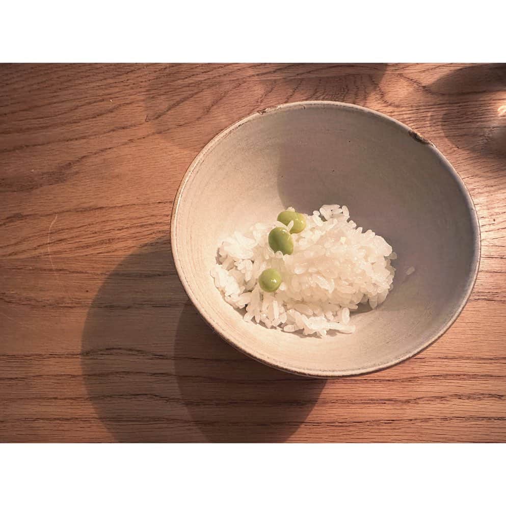 ハミルさんのインスタグラム写真 - (ハミルInstagram)「. . 【　ヴレの実力　】  ここ最近で一番おいしい時間があった. 今年1番かも…  少し前に行ってた東川. そこに数年前に移住してきた フレンチのヴレの村上ご夫妻.. @vraielife   ランチは2度ほどお伺いしていたが、 夜は初めてだった.  イベントなどでお会いすると わぁーヴレさん！はるみさん！と、 大きく手を振る仲ではあったものの、 お肉料理の印象が強かったので、 年々お肉を食べなくなってきた私は、 積極的に予約はしてなかった.  今回、長く東川あたりに滞在するのと、 初めての東川の人もいたので、 久しぶりのヴレさんにお伺いしたら、 奥さんのあいさんに、 はるみさんディナーは初めて？かも、、 と言われて自分でもびっくりした.  そして、ディナーが始まると、 自家製の生ハムや茶碗蒸し、 倒れるほどおいしいトウキビも塩だけのスープ、 青木さんの野菜の味が濃くおいしい野菜たちを 細かな下拵えでより美味しさの極みへ、 村上さんの真骨頂のお肉たちも もちろん旨み歯応え面白く、 お腹いっぱいなところに、 絶妙な硬さもある枝豆の土鍋ご飯..   このご飯の炊き方が凄すぎて、 ひと粒ひと粒の立ち上がり方、 ハンパなかった…お腹いっぱいなのに、 全員お代わりしたくらい.  最後の菓子も、声に思わずでてしまうくらい、 倒れるほどおいしく、 ヴレの奥底から積み上げたれた 基本のその先の極み、 素材の恵みを引き出し切る細やかな下ごしらえ、 本物の実力をヒシヒシと感じた時間となった..  一見シンプルなのに、相当な厚みを感じる.  地方に移住して、 そこの素材を生かしたレストランは数多くあるし、 いろんなところ行ったが、 ここは肩肘張らず、 本物の実力と素材をいじりすぎないけど、 細やかな下拵え、引き出し方の凄さがあり、 徹底的にバランス良く、 ひと皿ひと皿への見えない執念と相当な集中力、 なのに！サラッと出て語りきらない、さりげなさもいい.  これぞ、ここでしか食べれないお皿たちだった.  やばい、連載で描きたいくらいの 熱量で書いてしまった、、.  別の季節の時においしいユリイカで描きたい..  #ヴレ #東川 #村上シェフ」8月16日 7時11分 - haruhamiru