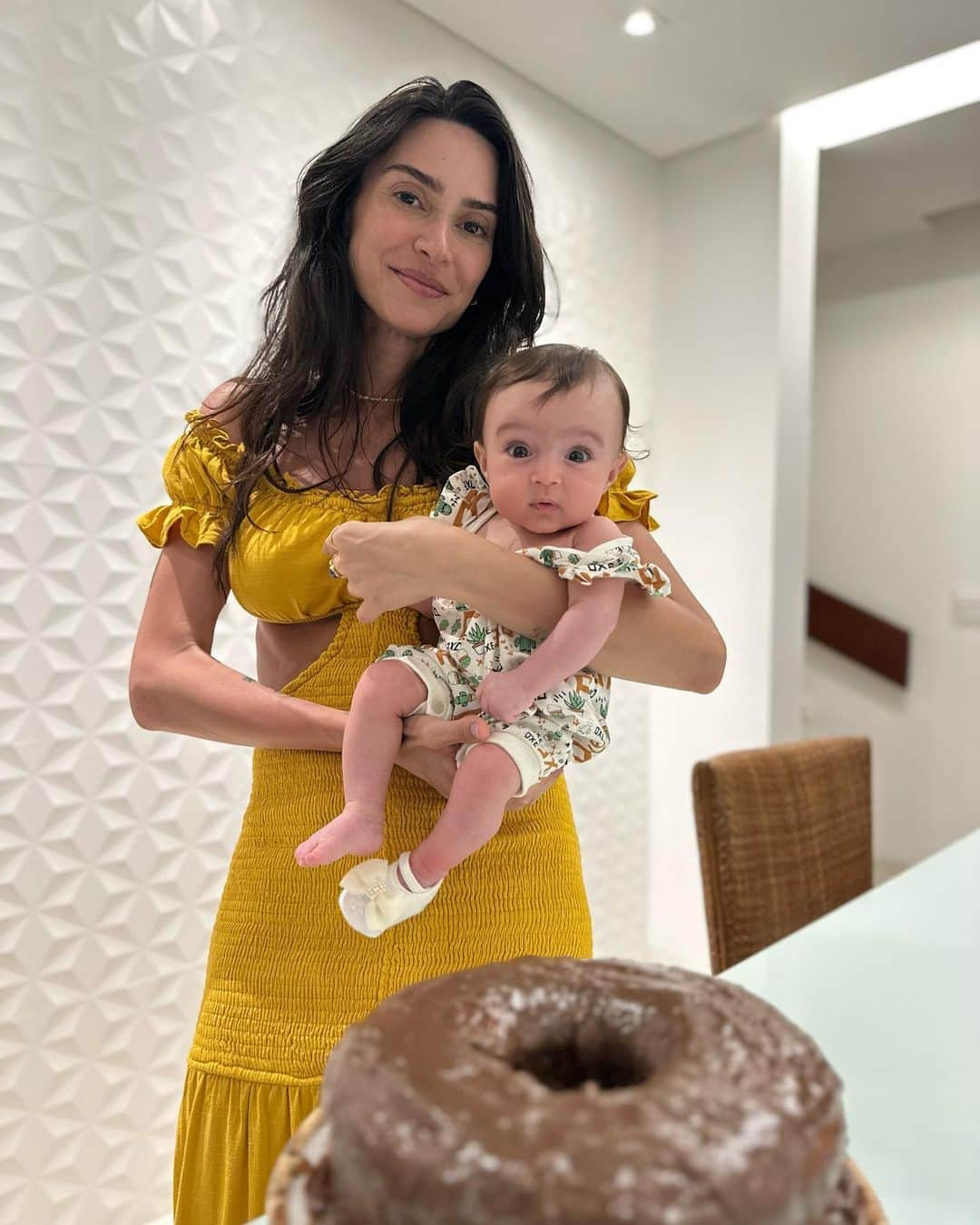 Thaila Ayalaさんのインスタグラム写真 - (Thaila AyalaInstagram)「Celebrando o milagrinho chamado Tereza!  Ps: Viajando então o bolinho foi improviso de um desejo cenoura c brigadeiro 🧡」8月16日 7時19分 - thailaayala