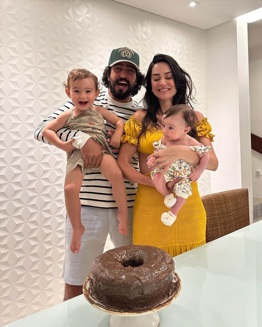 Thaila Ayalaのインスタグラム：「Celebrando o milagrinho chamado Tereza!  Ps: Viajando então o bolinho foi improviso de um desejo cenoura c brigadeiro 🧡」