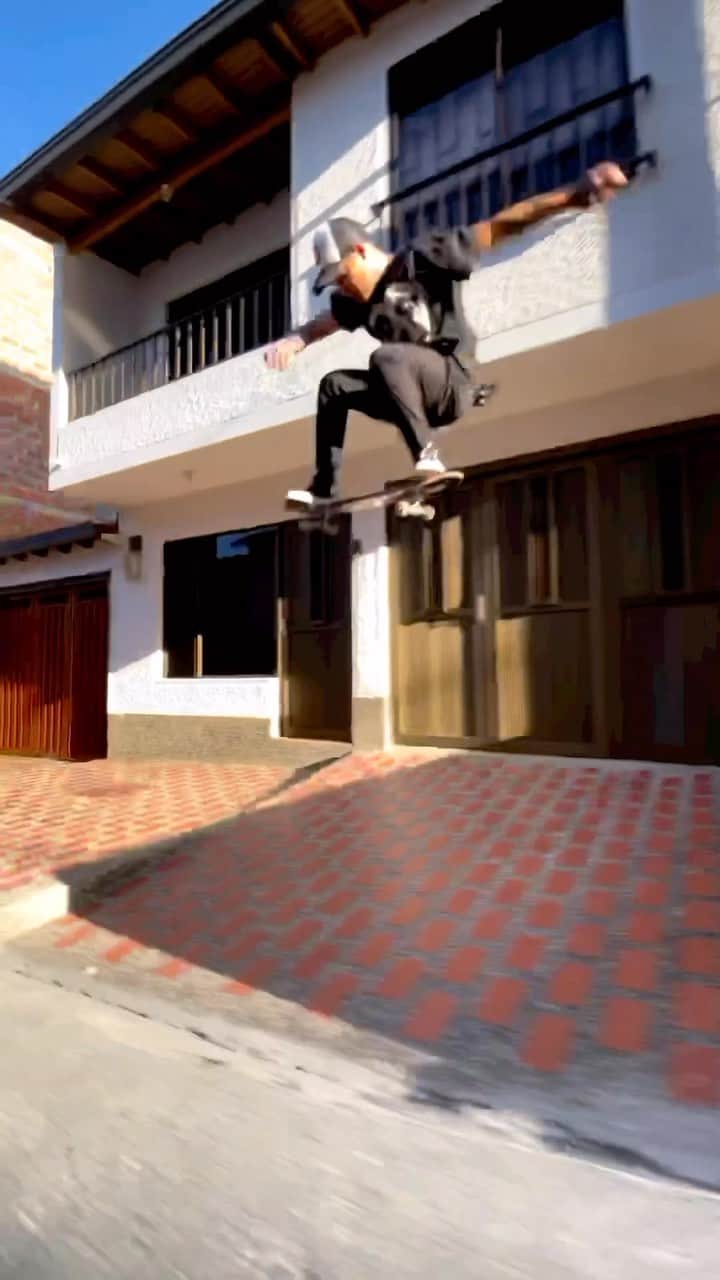 Skate Crunch (OG)のインスタグラム：「@davidgonzalez having some fun around his neighborhood! 💥🦇 @rockstarenergy」