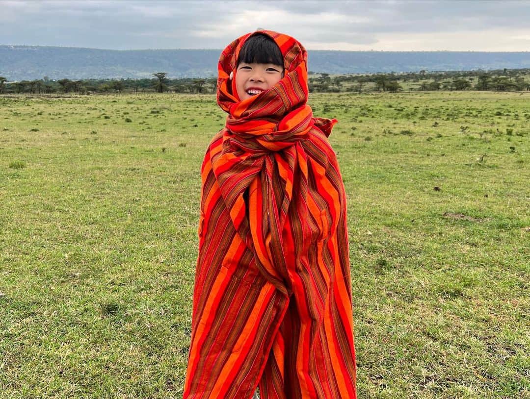 榎戸教子さんのインスタグラム写真 - (榎戸教子Instagram)「マサイマラ国立保護区で熱気球。 おーい、おーい！ おはよー、おはよー！ 何度呼びかけても起きない娘。 一緒に朝日を見たかったのですが…。  抱っこしながらの遊覧は、 筋トレ以上に厳しく、 眼下に動物を見つけても カメラを向ける余裕はありませんでした。 娘は到着直前に元気に目覚めていました。  #hotairballoon #masaimara #nationalreserve #safari #africa #kenya #worldtraveler #trip」8月16日 7時26分 - noriko_enokido