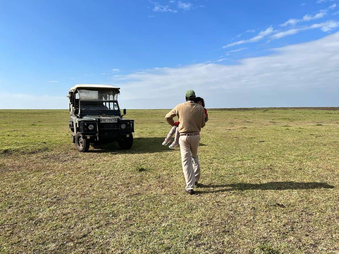 榎戸教子さんのインスタグラム写真 - (榎戸教子Instagram)「マサイマラ国立保護区で熱気球。 おーい、おーい！ おはよー、おはよー！ 何度呼びかけても起きない娘。 一緒に朝日を見たかったのですが…。  抱っこしながらの遊覧は、 筋トレ以上に厳しく、 眼下に動物を見つけても カメラを向ける余裕はありませんでした。 娘は到着直前に元気に目覚めていました。  #hotairballoon #masaimara #nationalreserve #safari #africa #kenya #worldtraveler #trip」8月16日 7時26分 - noriko_enokido