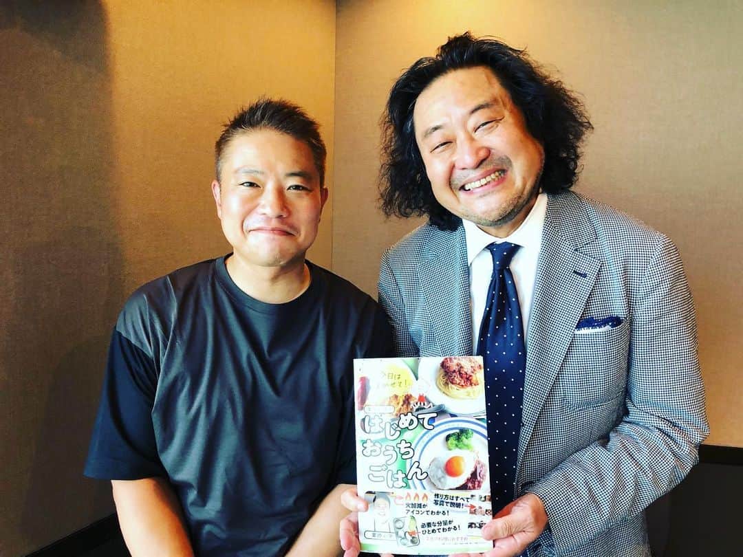 栗原心平のインスタグラム：「葉加瀬太郎さんがナビゲートする J-WAVE「ANA WORLD AIR CURRENT」 の収録へ行ってきました オンエアは8月26日(土)19:00〜です。旅をテーマにお話しさせていただきました！ 六本木ヒルズだったので帰りにドラえもんとパチリ。 #栗原心平　#shimpeikurihara #葉加瀬太郎 #jwave #六本木ヒルズ #ドラえもん #刀持ったドラえもんで白刃どりしたかった」