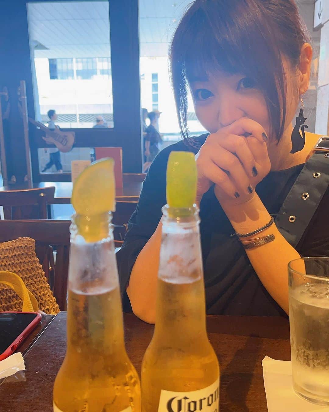 石田燿子さんのインスタグラム写真 - (石田燿子Instagram)「夏の東京旅ではりーだー宅のネコたんに癒されまくり🐈‍⬛ 4年ぶりに会ったけど、なんとなく覚えててくれたのかな？  そしてクロネコちゃんといえば、この方にも会いました💛 かわいいわAiRI🫶🏻🫶🏻 突然のお誘いだったのに会いに来てくれてありがとー🫠」8月16日 7時39分 - yokonti