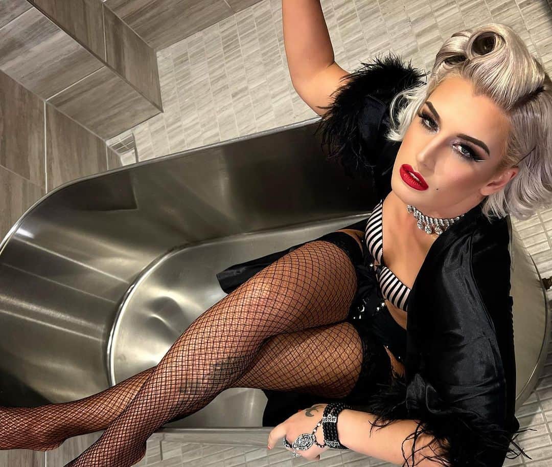 のインスタグラム：「•Empty ice bath but make it art• 🎨 💋  Full Glam and Photos by me  🤩• @tonistorm_」