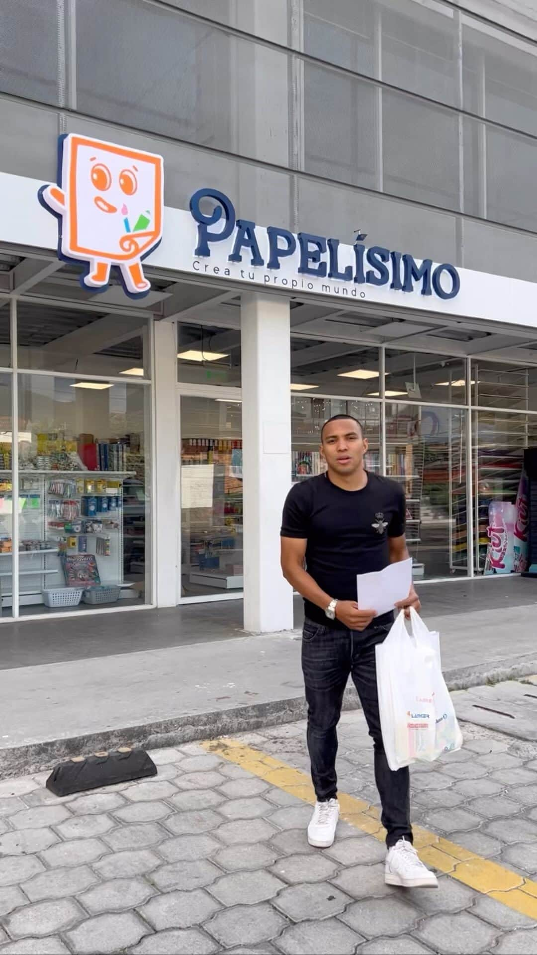 ジェフェルソン・モンテーロのインスタグラム：「Bienvenidos a Papelísimo 📚  Encuentra tu lista de útiles escolares con los mejores productos y precios del mercado 📝  Somos 100% autoservicio y contamos con parqueo y seguridad privada 🙌  📞0979775812   📍Ubicados en el valle de los chillos (junto al colegio Dalcroze)  Los esperamos 👏」