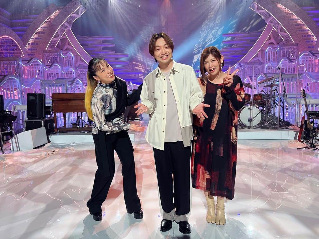 絢香のインスタグラム：「8/26(土)18:00〜 フジテレビ系「MUSIC FAIR」に出演しまーす☺️ デビューの頃からずっと定期的に出させていただいてる番組✨ いつも、あたたかく迎えてくださるスタッフの皆さまに感謝🥹  今回はアルバム「Funtale」から 「To The Moon」🎤  そして AIちゃん、三浦大知くんと「LA•LA•LA LOVE SONG」をコラボ🎤😊 @officialai  @daichimiura824  楽しすぎました✌🏻  ぜひ見てね😆  #MUSICFAIR」