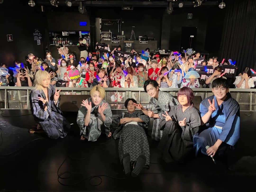 矢口恭平のインスタグラム：「Spicy Summer沢山のご来場ありがとうございました✨ 1部ではダンス、2部ではちょっと踊りながら歌わせていただきました。そしてケロシとショートコントも🎵 メンバー揃って浴衣や甚兵衛を着てのステージでしたが、浴衣を着て来られた方もいらっしゃいましたね！桐山君をゲストに迎えて全員でのステージは楽し過ぎて、メンバーの様子をキョロキョロ見てしまう事も多かったな。次はクリスマス！また会おうね！ #spicyboyswithsugarboy #スパシュガ #スパボ #集合写真 #線香花火ポーズしたら角君の顔に被った」