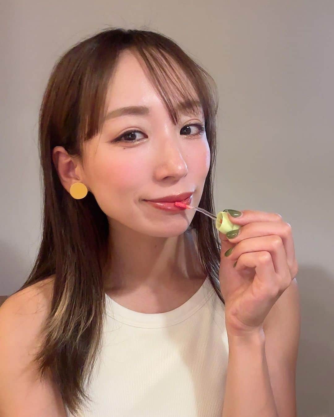 Miho Tanakaのインスタグラム：「先週の釜山でも毎日のように通ったOLIVEYOUNG(通称:オリヤン)  店内でも一際目立っていたかわいいフォルムのcolorgramのティント💋  40代には若すぎる！？かどうかを検証するためにもカラーバリエ試してみたよ👵✍️  📌colorgram タンフルグラスティント(Fruity glass tint)  全5カラー(00はクリアグロス)  高濃度果汁カラーがめっちゃかわいい🍊  POINT👉 ☑︎時間がたってもキープ →ティッシュオフを何度かすると定着するよ！(動画見てね👀) 00を重ねるならティッシュオフして定着させた後にしよ！  ☑︎ハケが塗りやすくて失敗なし →リップ塗るの苦手な方も安心😮‍💨  ☑︎00のグロスはガラス玉みたいに澄んでてかわいい →手持ちのリップにも合わせてもいいよね！  ちなみに私は03のSODA COOL PEACH の桃色がイチオシ🍑  40代でも自然につけられたので安心した😮‍💨w  お気に入りカラーを見つけてね✧ 👇 ✐00 PEARL GLOSS 細かいピンクパールが入った透明グロス ✐01 FLASHING APRICOT  イエベ春の杏子オレンジカラー ✐02号 DEWY GRAPEFRUIT - ブライトスプリングのグレープフルーツオレンジカラー ✐03号 SODA COOL PEACH - ブルべに狙撃の桃ピンクカラー ✐04号 ADORABLE BERRY - ブルべに狙撃のベリーピンクカラー  OLIVE YOUNGの楽天とQoo10公式店舗で購入できるよ🐰✨  #colorgram #カラーグラム #oliveyoung #オリーブヤング #tanghuluglowtint #タンフルグローティント #韓国コスメ  #新作コスメ #화장품　#qoo10購入品」