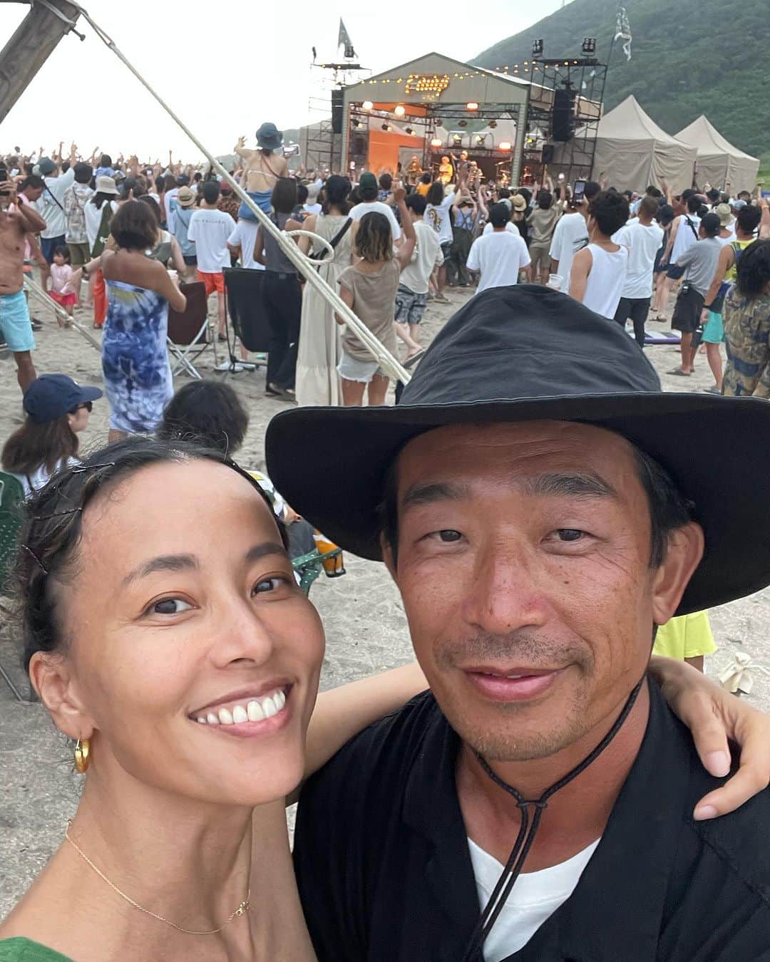 のインスタグラム：「🤍Happy Birthday 夫50才🤍  ***夫の好きなところ*** ⚫︎人の悪口を言わないところ。 (だから私の愚痴は聞かない)(人に興味ないとも言う) ⚫︎全ての子供に優しいし、マメ。よく見てる。 (私が調子悪くても気付かないのに) (その他頼み事はnotマメ) ⚫︎すごい健康。 (でも病院ほぼ行かない) ⚫︎生き残る知恵があるし、何事もめげなくてカッコいい。 (何かに依存して生きてない。裸一貫からでもやっていけそうだからなのか、たまに個人プレー感出す。家族はチームで頼む。)  ⠀  以上、()は私の愚痴でした。 (長所と短所は表裏一体…) 愚痴のが多いけど、みんなにはよく「旦那さんのこと好きだよねー」って言われる。絶対👍いいねとか押してこないけど、見てるとこ好き。  おめでとう、夫！！ いつもありがとう😊  ⠀ 仲良しの2人も今日お誕生日だね👏 おめでとうーー！ @moemurakami_ @toshihiko.yanagisawa  ⠀」