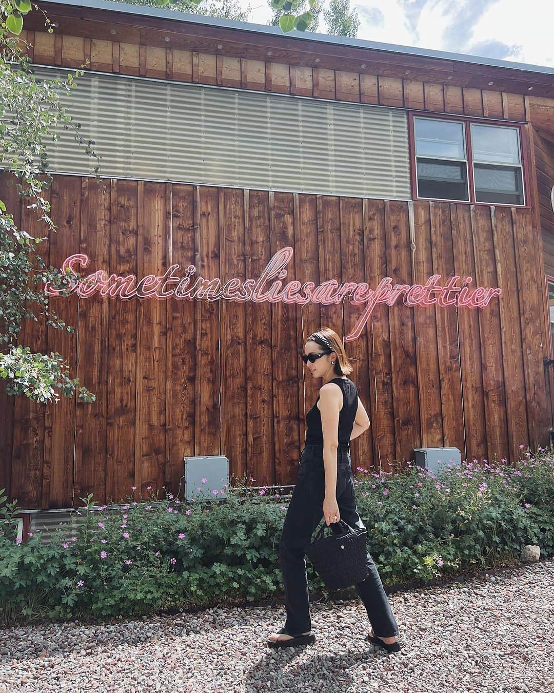 翁安芸さんのインスタグラム写真 - (翁安芸Instagram)「買ってから連日履き続けているデニム🖤  娘のキャンプのお迎えへ行って、見つけたネオンのアートの前で💖  Top #citizensofhumanity  Denim #agolde  Head Acce #thehany  Sunglasses #prada #プラダ Bag #helenkaminski #ヘレンカミンスキー  Sandals #coel #コエル  #denim #aspen #outfit #blackdenim #akiweng #summerinaspen」8月16日 8時18分 - akinyc