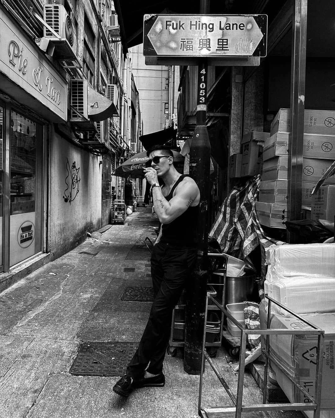 ルイス・タンのインスタグラム：「Read the signs.」